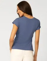 Remera de manga corta color verde militar, con cuello redondo y detalle de lazo ajustable en el lateral de la cintura que crea un efecto drapeado.
