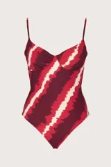 Traje de baño entero con estampado abstracto en tonos borgoña, rojo y crema. Presenta corte corsetero con breteles finos.