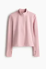 Campera deportiva rosa de corte ajustado, con cuello elevado, cierre frontal completo y mangas largas con abertura para el pulgar.