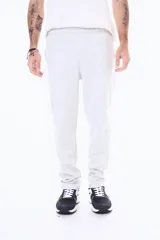 Pantalón deportivo de felpa, corte recto sin puños, con cintura elástica y cordón de ajuste.