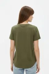 Remera de manga corta color blanco con cuello redondo y dobladillo redondeado.