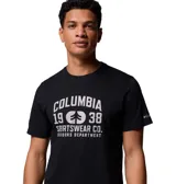 Remera de manga corta color negro con cuello redondo y estampado frontal en blanco con el texto "COLUMBIA 1938 SPORTSWEAR CO. OUTDOORS DEPARTMENT".