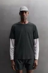 Camiseta de entrenamiento de corte relajado, confeccionada en tejido técnico ligero y elástico con textura microperforada. Presenta cuello redondo, manga corta y costuras termofijadas.
