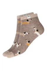 Soquetes color beige melange con estampado de perros salchicha y detalles en marrón, blanco y amarillo, con puño elástico y etiqueta decorativa de la marca.