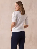 Cardigan tejido de punto de la marca Tahari, color blanco, con escote en V, cierre frontal de botones y mangas cortas con diseño de rombos.