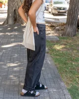 Sandalias tipo zueco marca Rivaro, confeccionadas en cuero gamuzado negro con dos tiras ajustables con hebillas metálicas. Presentan una plantilla anatómica de corcho y látex, y suela de goma antideslizante.