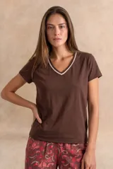 Remera marrón de manga corta y corte ajustado, confeccionada en algodón peinado, con detalle de ribete blanco y tostado en el escote en V.
