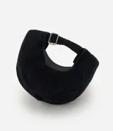 Gorra negra de algodón con visera curva y bordado frontal de estrellas en hilo blanco.