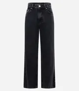 Pantalón wide leg de jean negro, tiro alto, con bolsillos delanteros y traseros, presillas en la cintura y cierre frontal con botón y cremallera.