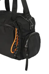 Bandolera de nylon color verde oliva, con múltiples compartimentos con cierre, bolsillo lateral y correa ajustable negra. Incluye detalle de tirador de cierre en color naranja.