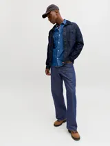 Jeans de corte recto y tiro estándar, confeccionados en denim azul oscuro con costuras en hilo contrastante.