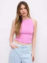 Musculosa de canalé blanca, de corte ajustado al cuerpo, con cuello redondo y diseño básico.