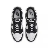 Championes Nike Dunk Low de diseño clásico, confeccionados en cuero sintético con una combinación de colores blanco y negro.