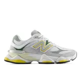 Championes New Balance modelo 9060, con diseño inspirado en la estética Y2K. Presenta una combinación de colores blanco, gris, verde y amarillo, con una entresuela esculpida de gran volumen y detalles translúcidos en el talón.