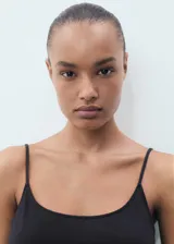 Mono largo de corte recto y diseño holgado, con escote redondo y tirantes finos. Incluye un cinturón de cordón fino ajustable en la cintura.