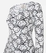 Pijama de dos piezas con estampado integral de Hello Kitty. Incluye una blusa de manga larga con cuello redondo y un pantalón con cintura elástica, confeccionado en tejido acanalado.