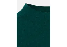 Jersey de punto fino de corte recto, color verde oscuro, con cuello perkins y manga larga.