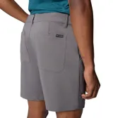 Short chino gris de corte recto, con bolsillos laterales y traseros, cierre con cremallera y botón.
