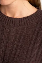 Sweater de lana y nylon color marrón oscuro, con diseño de punto trenzado (cable knit) y cuello redondo. Presenta un calce oversize.