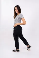 Pantalón cargo color beige con bolsillos laterales y tobillos ajustables con cordón.