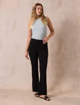 Jegging negro con pretina elastizada, bolsillos delanteros y traseros, y terminación bootcut.