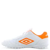 Championes de fútbol 5 Umbro Touch TF, color negro con detalles en naranja.