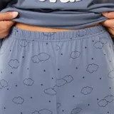 Conjunto de pijama largo de dos piezas, color celeste con estampado de Stitch. Incluye una remera de mangas cortas y un pantalón largo con puños.