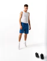 Shorts de lino azul con cintura elástica y cordón ajustable.