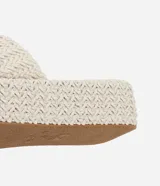 Sandalias flatform Satinato color beige, con tira ancha de superficie trenzada y suela de plataforma plana con detalle revestido en el mismo diseño.