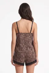 Pijama set Rufi de satén con estampado animal print tipo leopardo, compuesto por una musculosa con tirantes regulables y detalle de encaje negro en el escote, y un short con elástico en la cintura y terminación de encaje negro en el ruedo.