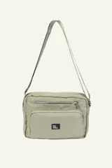 Bandolera color verde oliva con correa larga regulable.