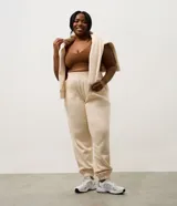 Pantalón jogger deportivo color bordó, con cintura elástica, bolsillos laterales y puños ajustados. Presenta recortes canelados en los laterales que aportan textura y diseño al modelo.