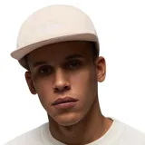 Gorra Jordan Flight Pro de cinco paneles color beige, con diseño sin estructura y bordado frontal con el texto "Flight" y el logotipo Jumpman en color blanco.