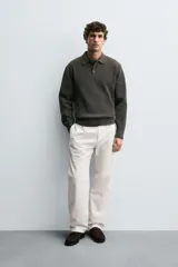 Polo de punto con textura, corte regular fit, cuello solapa con cierre frontal de tres botones, manga larga y acabados en rib.