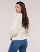 Buzo de algodón blanco con diseño de punto calado y mangas anchas.