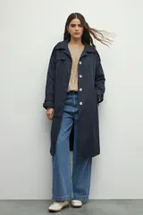 Sweater de tejido tramado en color verde oliva, con cuello redondo y mangas largas. Presenta un diseño de textura acanalada vertical.