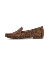 Mocasín de cuero nobuck con estampado animal print de leopardo, con detalle de remache metálico con logo en el lateral y costuras artesanales visibles.