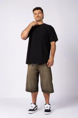 Bermuda de jean con corte baggy y lavado vintage en tono marrón oscuro. Presenta un diseño amplio y cómodo con bordes deshilachados en el ruedo, evocando un estilo nostálgico de los años 2000.