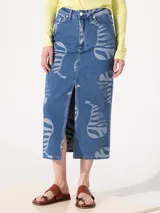 Pollera midi de denim azul con diseño jacquard de frutas. Tiene tajo frontal.