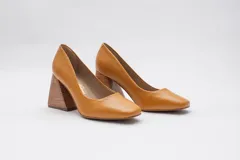 Zapato de cuero color caramelo, con punta cuadrada y taco geométrico de madera.
