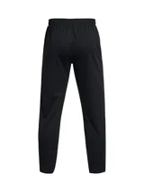Pantalón deportivo Under Armour de la línea Challenger, color negro, con corte ajustado en las piernas. Presenta cintura elástica con cordón, bolsillos laterales con cierre y cremalleras en los tobillos. Incluye el logo de la marca estampado en blanco en la parte superior.