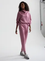 Pantalón deportivo rosa de corte slim, confeccionado en tejido DoubleSoft® con cintura acanalada.