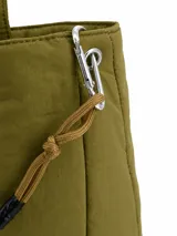 Bandolera negra de diseño minimalista con forma superior curva y doble asa de hombro.