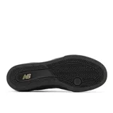 Championes de skate New Balance Numeric 272, con diseño de perfil bajo en tonos verde oliva y marrón oscuro. Presentan una construcción resistente con paneles de gamuza y lona, suela vulcanizada para mayor flexibilidad y el logo N característico en el lateral.