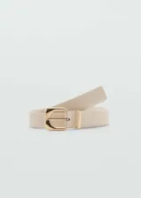 Cinturón de efecto piel en color beige, con diseño minimalista sin costuras y hebilla cuadrada metálica en tono dorado.