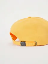 Gorra de visera curva color celeste, confeccionada en tejido suave con diseño clásico de paneles.