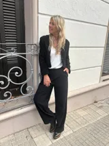 Chaqueta corta color beige, estilo blazer cropped, confeccionada en simil pana de algodón y lycra.