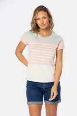 Remera de cuello redondo con bloques de color rosa, blanco a rayas y celeste.