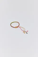 Pulsera tejida multicolor con detalles dorados y cierre ajustable con cordones.