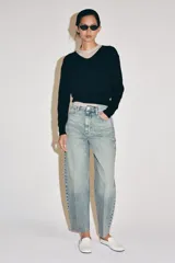 Jeans de tiro alto ZW Collection, color negro con efecto deslavado, corte tapered y diseño bombacho con raya planchada al frente.